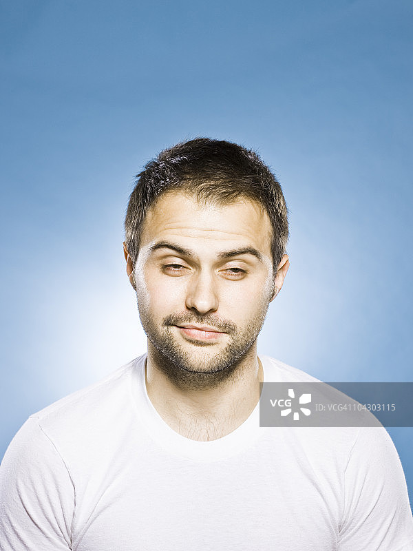 刚醒来的男人图片素材