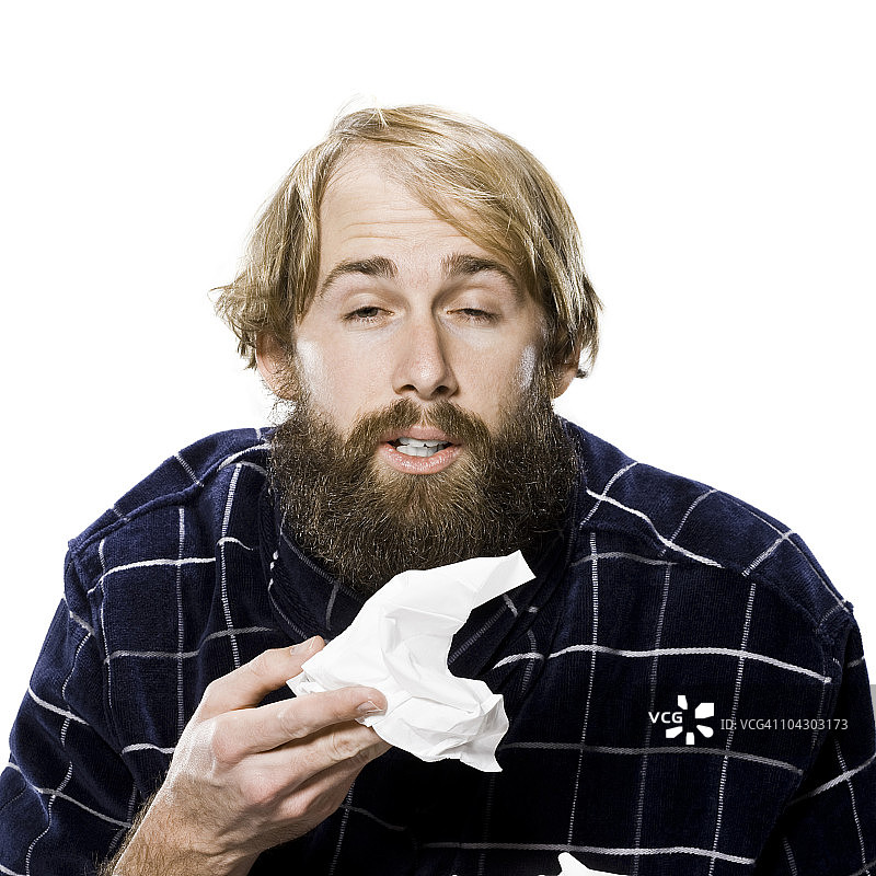 感冒的络腮胡男子身穿长袍图片素材