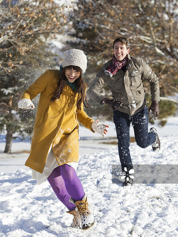 雪地里的年轻情侣图片素材