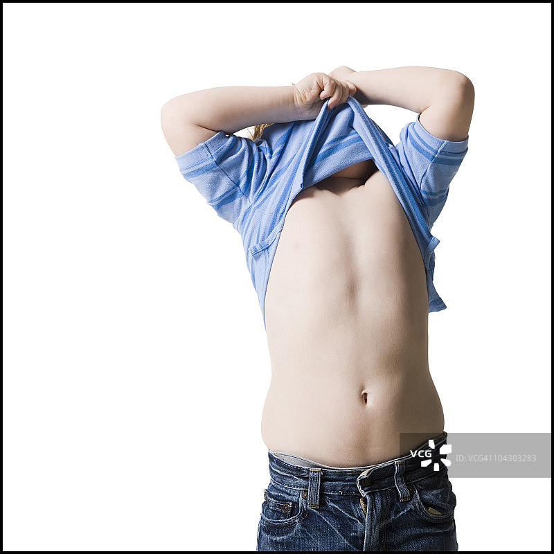 男孩脱掉衬衫图片素材