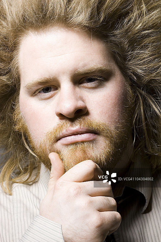 头发蓬乱的男人图片素材