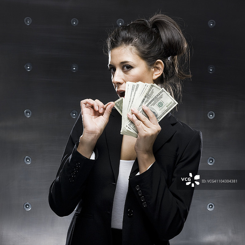 女商人手持一叠现金图片素材