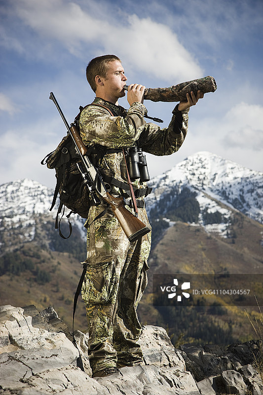 在荒野中狩猎的男人图片素材