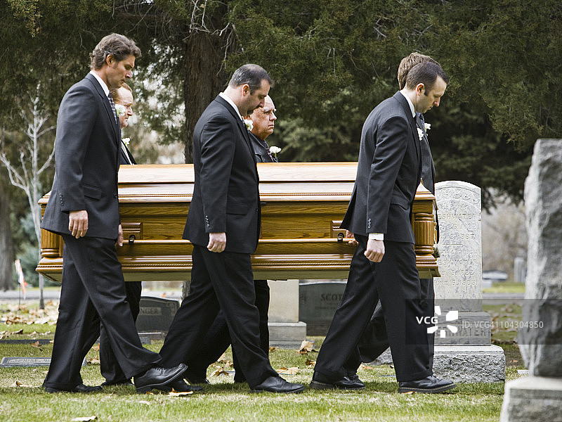人们在墓地参加葬礼图片素材