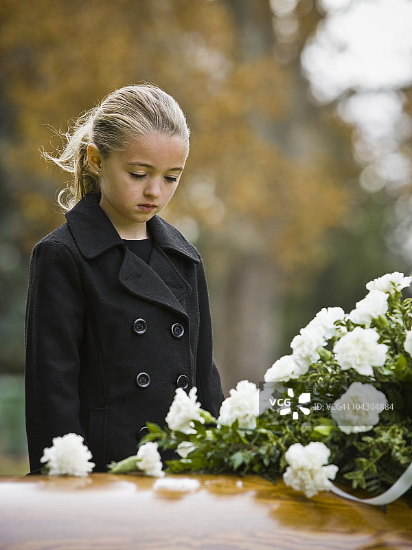 葬礼上的女孩图片素材