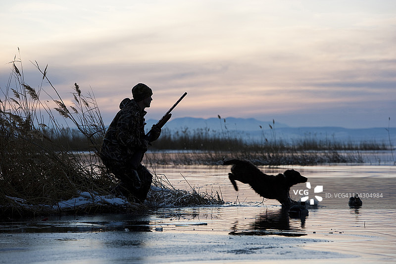 男人外出狩猎图片素材