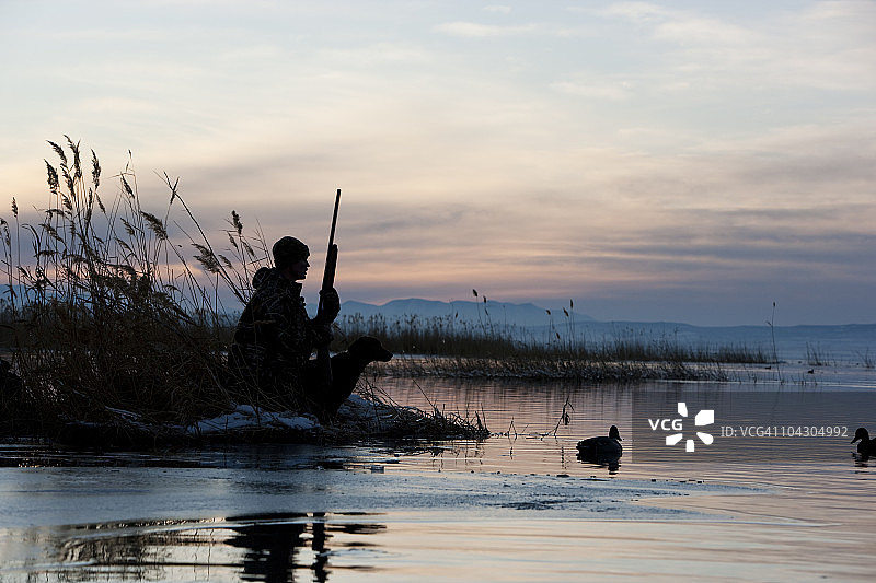 男人外出狩猎图片素材
