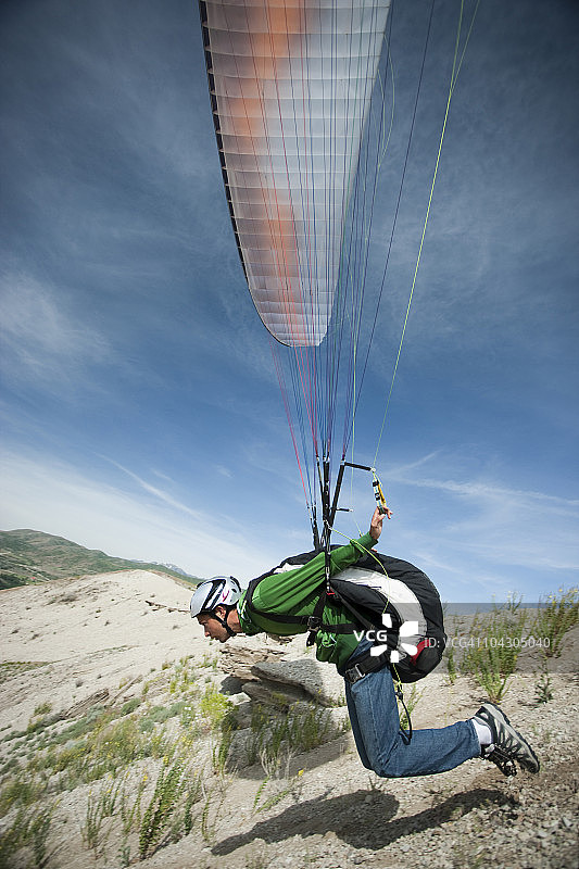美国犹他州利希男子跳伞侧面照图片素材