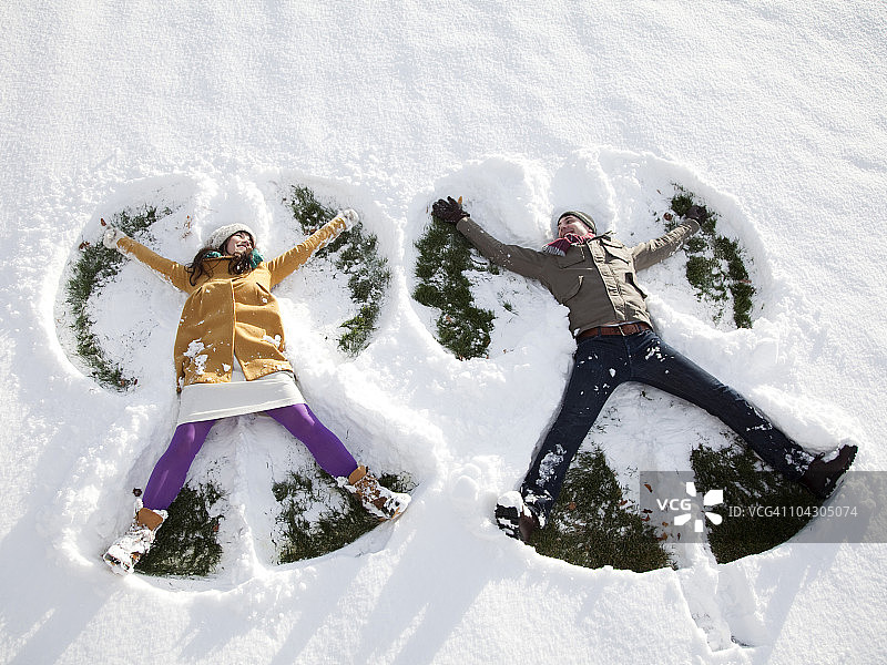 美国犹他州奥勒姆，年轻夫妇堆雪天使图片素材