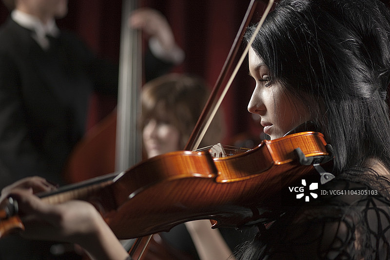 年轻男女演奏弦乐器图片素材
