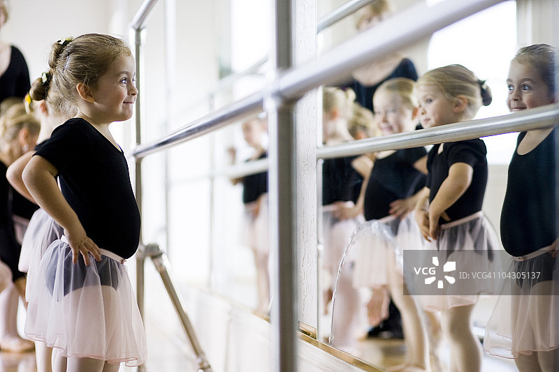 中年妇女在工作室教女孩（12-17岁）跳芭蕾舞图片素材