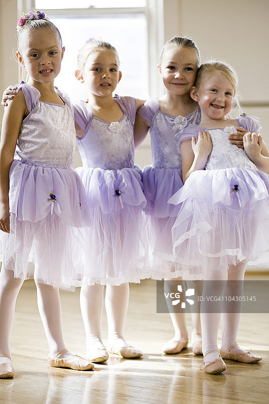 美国犹他州斯普林维尔四名芭蕾舞女孩（4-5岁）的肖像图片素材