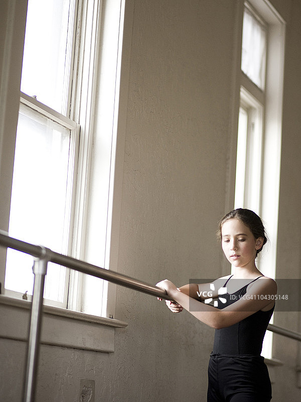 美国犹他州斯普林维尔，芭蕾舞女孩(12-13岁)使用扶手图片素材