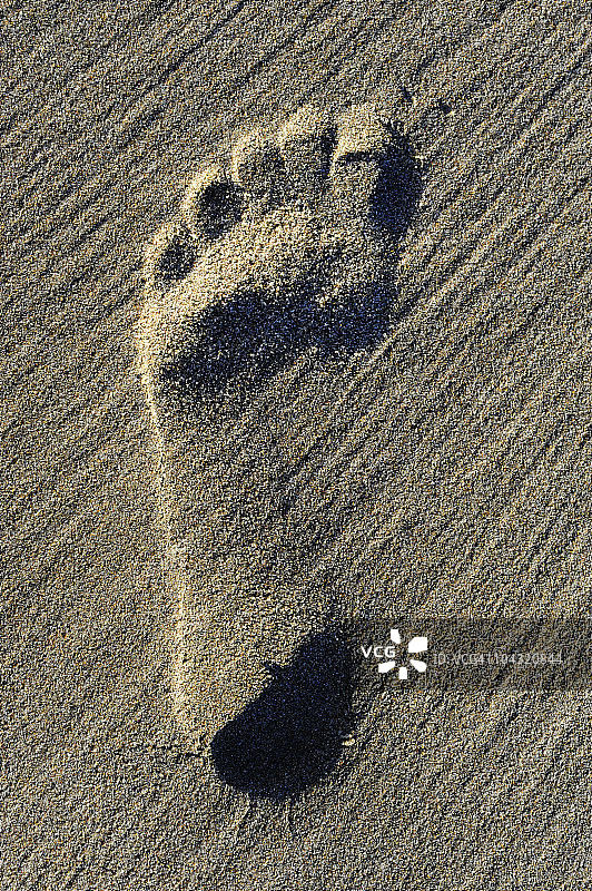 海滩沙滩上的脚印特写图片素材