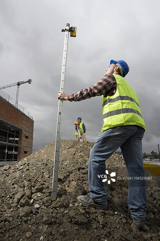 测量员在建筑工地使用经纬仪图片素材