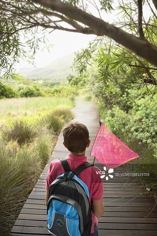 拿着捕蝶网的男孩图片素材