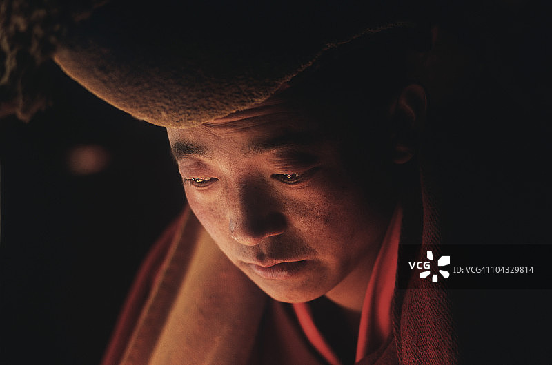 年轻的藏族僧侣图片素材