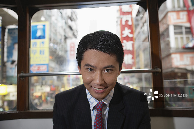 中国香港：坐在双层电车上的商务男士肖像图片素材
