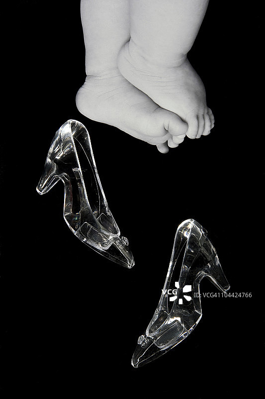 美国纽约市：穿着玻璃鞋的婴儿的脚部特写图片素材