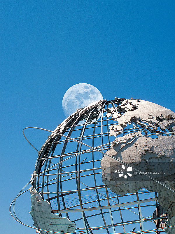 巨型地球上空的月出图片素材