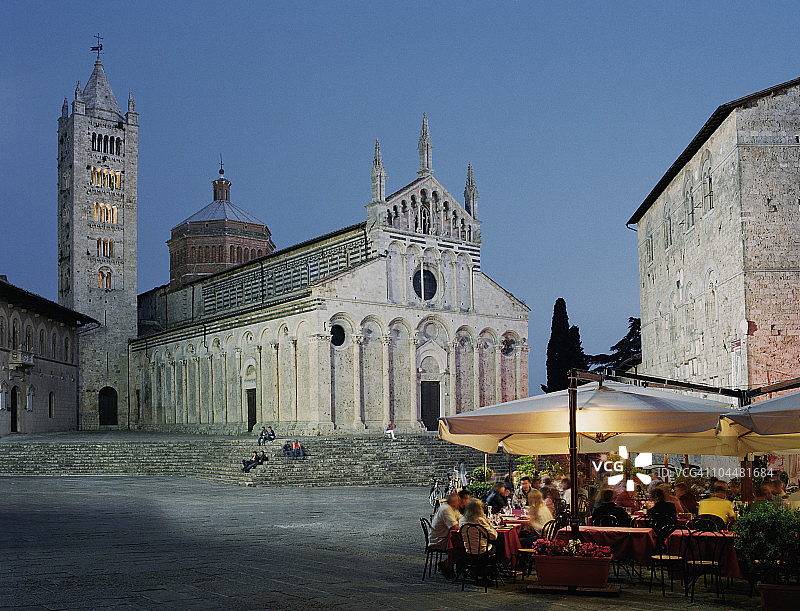 黄昏时分，游客在餐厅外用餐图片素材
