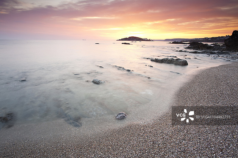 英国德文郡班瑟姆湾的日落图片素材