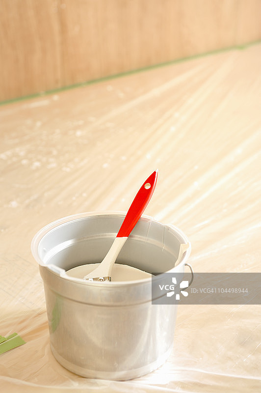 油漆罐和油漆刷图片素材