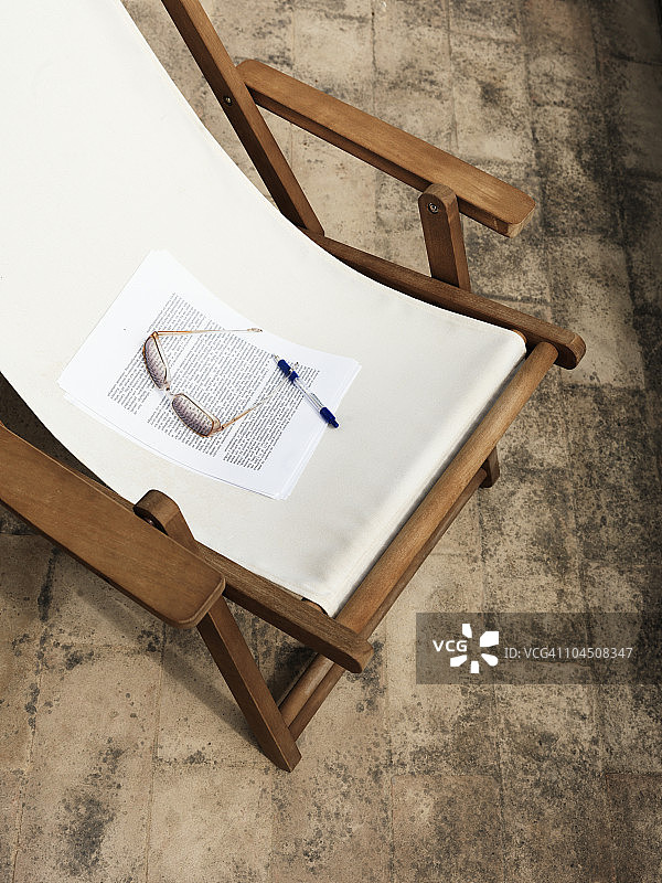 椅子上的合同、笔和太阳镜静物图片素材