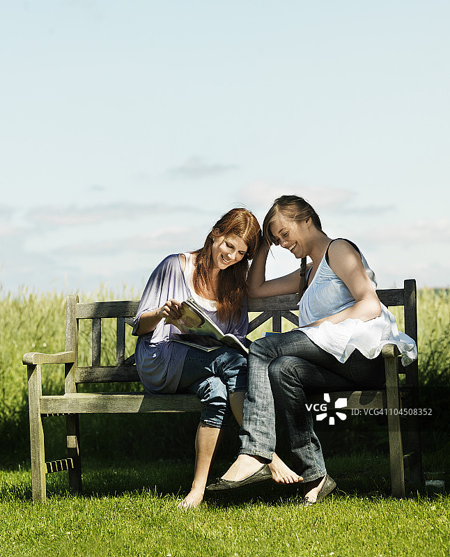 两个女人一起阅读图片素材