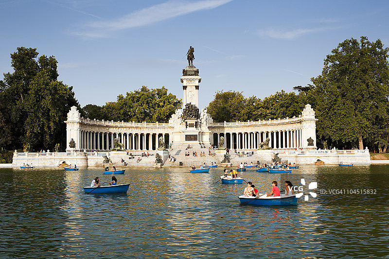 雷蒂罗池塘，阿方索十一世纪念碑旁的船只图片素材