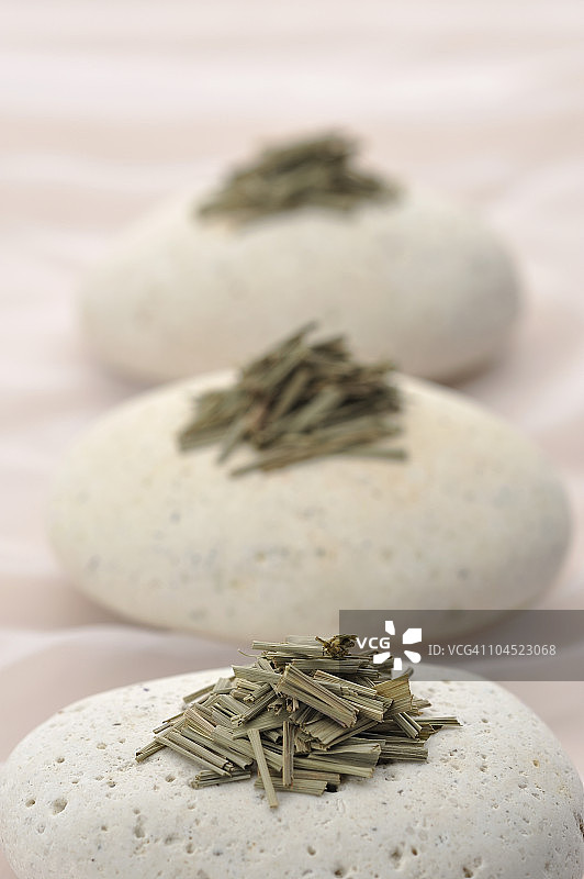 石头上的柠檬草图片素材