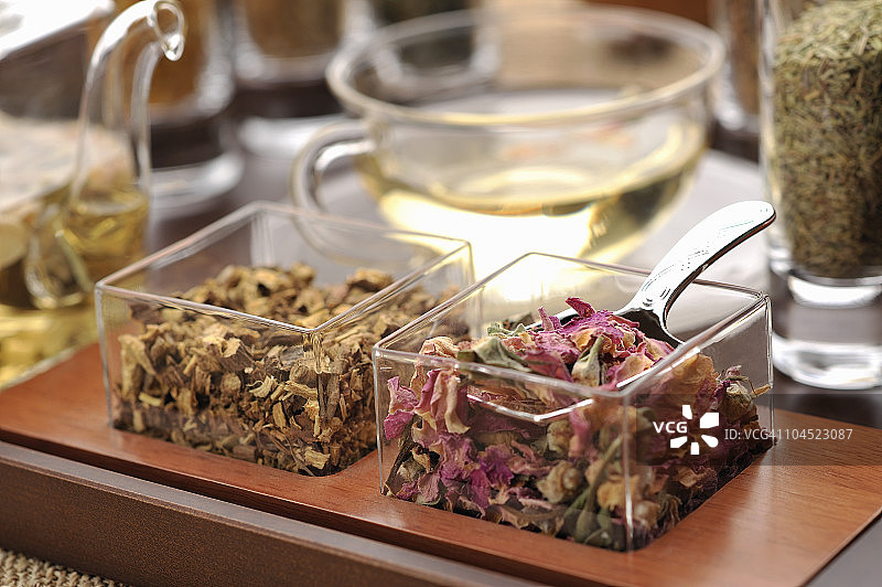 玻璃容器中盛放的草药图片素材