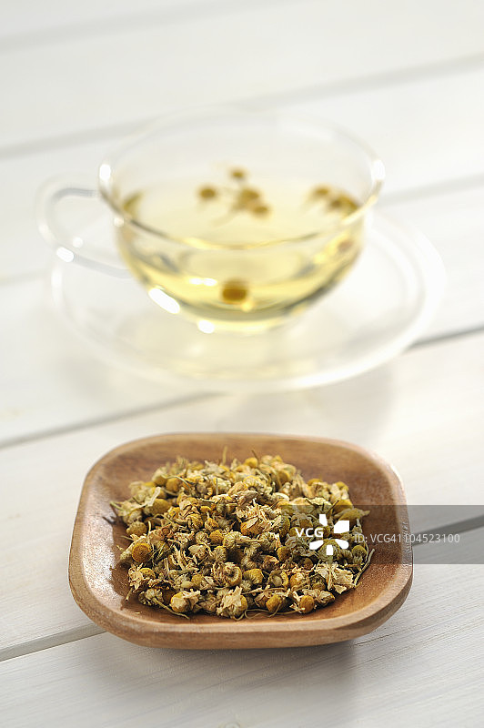 玻璃杯中盛着的草药茶图片素材