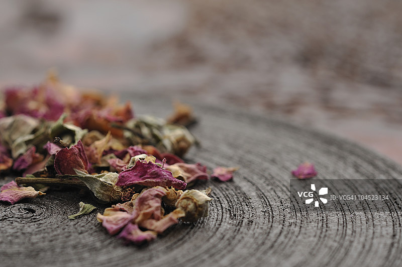 玫瑰花蕾和粉红色花瓣图片素材