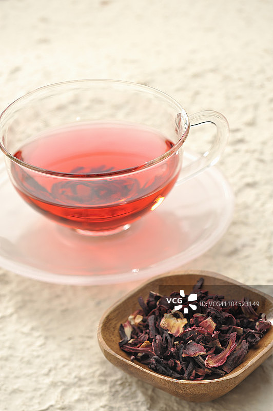 玻璃杯中的芙蓉花草茶图片素材