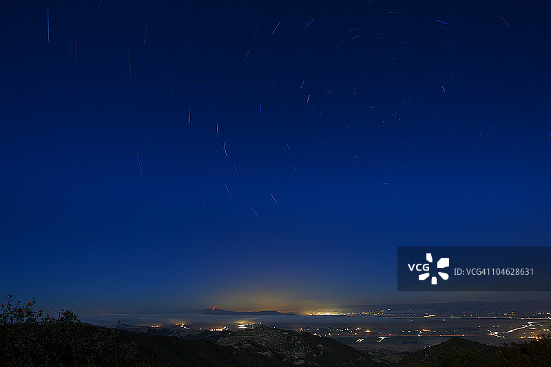 圣克拉拉谷上空的星迹图片素材
