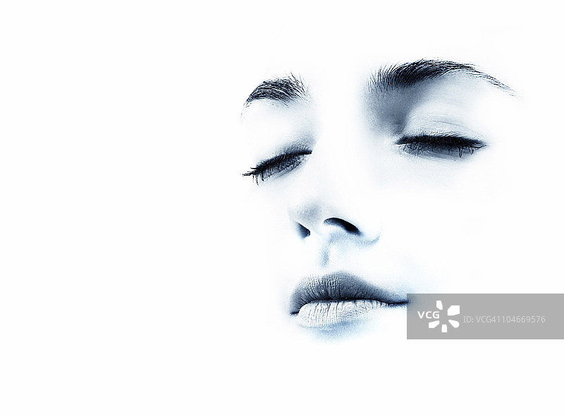 清新美丽的黑发女人图片素材