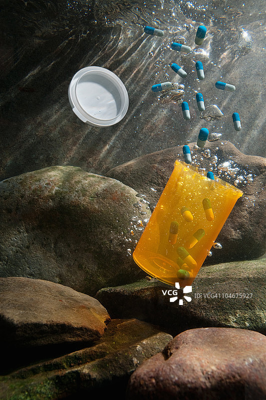 处方药掉入水中图片素材