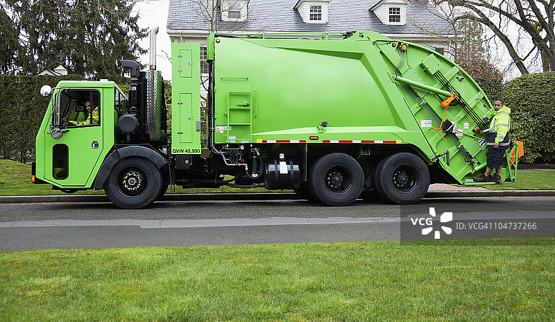 垃圾车上的垃圾工人图片素材