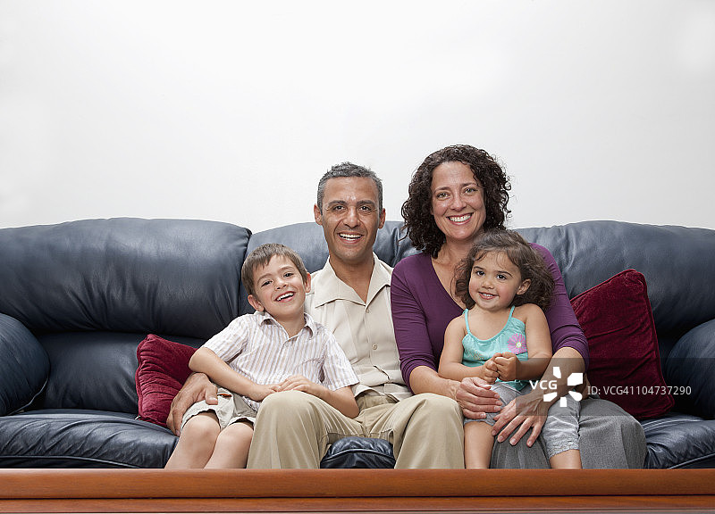 微笑家庭坐在沙发上图片素材