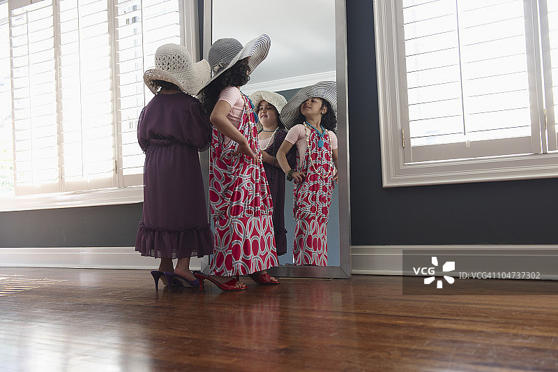 女孩们玩装扮游戏并照镜子图片素材