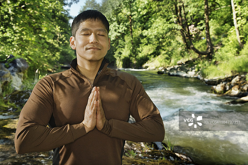 在河边冥想的混血男人图片素材