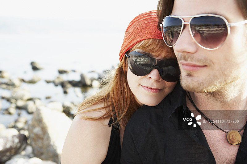 女人头靠在男人肩膀上图片素材