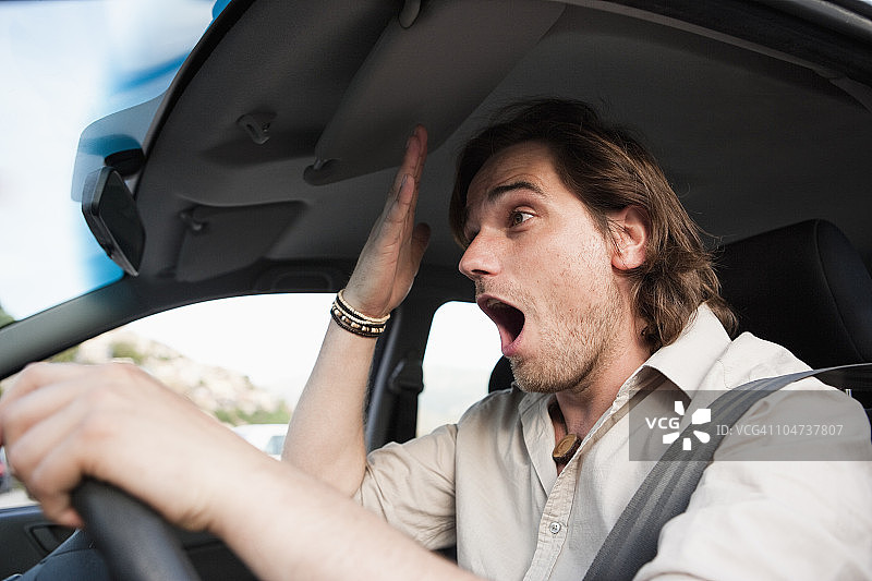 男人在交通中感到压力图片素材