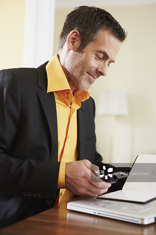 男人用手机拨打电话图片素材