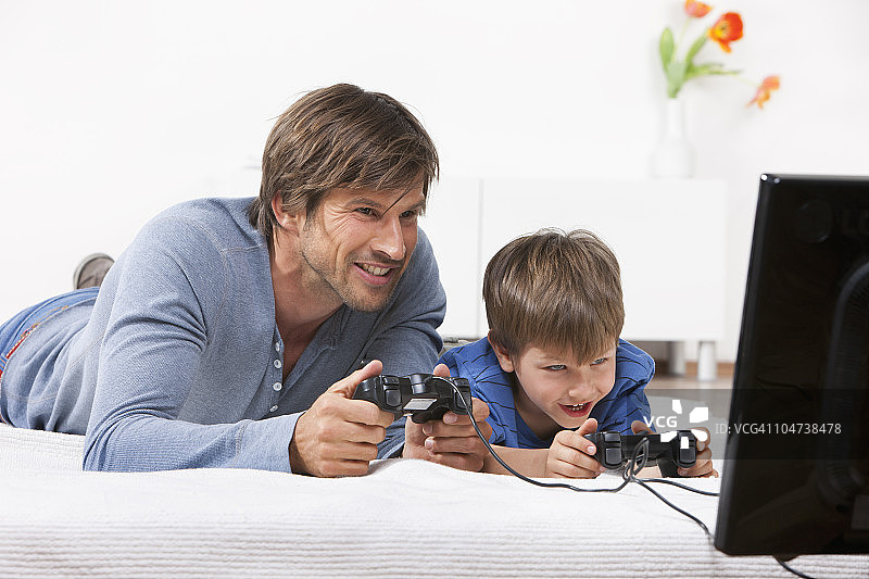 父子一起玩电子游戏图片素材