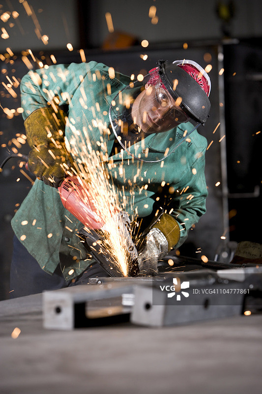 在工厂焊接的工业工人图片素材