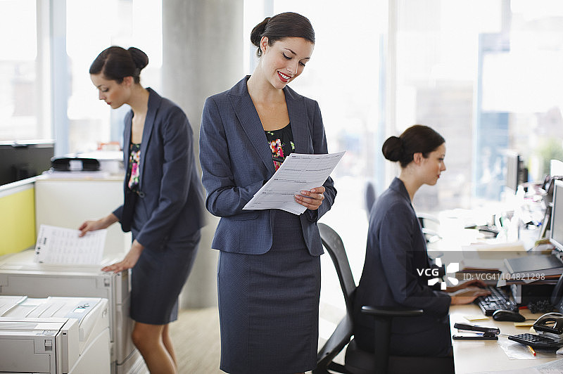 在办公室工作的女商人序列图片素材