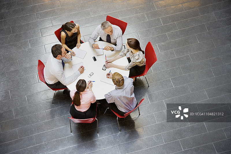 商务人士在圆桌旁开会图片素材