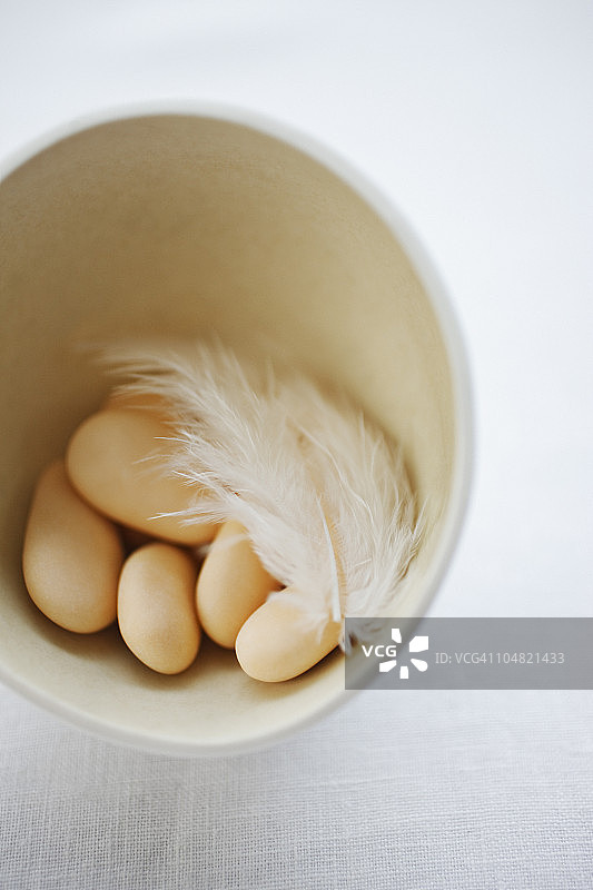 碗中羽毛糖果彩蛋图片素材